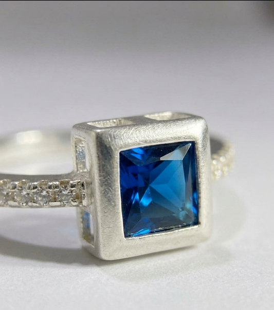 Royal Blue Stone Design – 925 Sterling Silver Ring